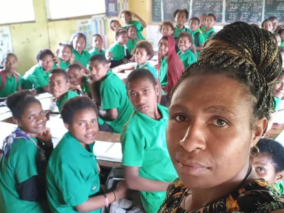 Helen-Thomas-with-students-in-the-classroom